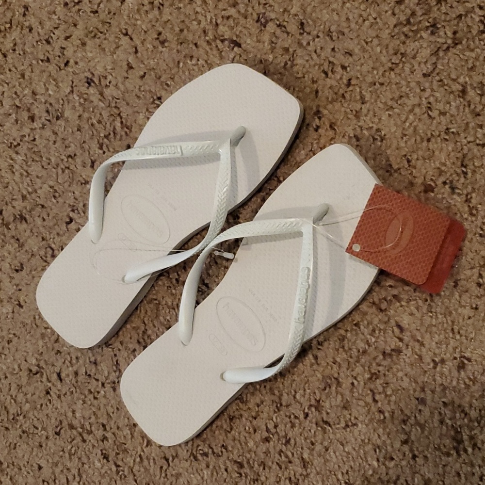 White size 7 Havaianas sandals